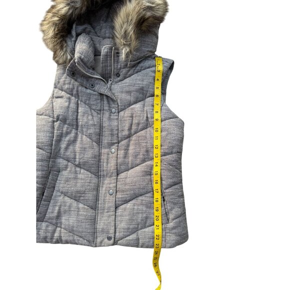 Gap Womens Gray Quilted Hooded Puffer Vest With Faux Fur Trimmed Hood - Picture 5 of 6